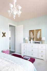 Maybe you would like to learn more about one of these? A Pink Ceiling Beautifully Complements Light Blue Walls In This Stylish Girl S Bedroom Decorated With Whi Quarto De Ouro Quarto Azul Claro Paredes Azuis Claras