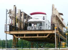 Suits families with older children. Happy Days Houseboats