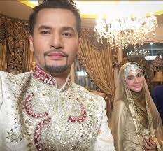 Nak berniaga kita tak boleh malu. Panas Ini Isteri Baru Saya Kami Baru Nikah Memang Sah Dato Aliff Syukri Mengaku Kahwin Lagi Inilah Wajah Cantik Isteri Beliau Memang Tepat Pilihan Dato Hingga Isteri Pertama Tersenyum Malaysian Voice