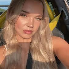 Hi everyone! 👋 I'm Julia, 21, and I have to admit… I'm a little obsessed  with cleaning. I've cleaned for an elementary school before, so I know how  to tackle the kind