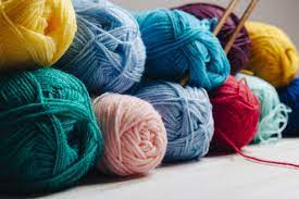 Benang jahit yang kita kenal biasanya terbuat dari kapas, digunakan untuk menutupi kain yang sobek ataupun menyambung kain menjadi. Benang Yang Cocok Untuk Merajut Baju Topi Dan Sepatu Bayi Crochet She Nisa