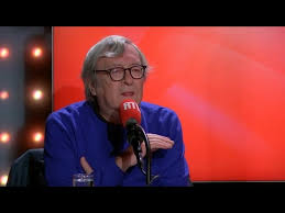 Jeudi 1er avril 2021, l'humoriste a confirmé ce départ et a réitéré son attaque. Jean Jacques Peroni Raconte Une Blague Pour Arielle Dombasle Youtube