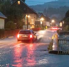Die warnstufe orange steht für ein moderates unwetter, die warnstufe rot für ein. Wetter In Deutschland Unwetter Reisst Dachteile Vom Stuttgarter Opernhaus Welt