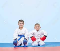 Unbedingt matte und randstücke an der verzahnung nach oben oder unten herausdrücken, um diese nicht zu beschädigen. Bruder Karate Jungen In Karate Sitzen Pose Auf Den Matten Lizenzfreie Fotos Bilder Und Stock Fotografie Image 62958173