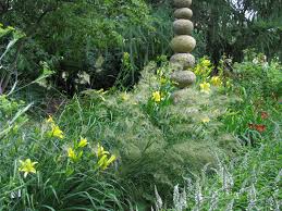 Ein Anspruchsvoller Hingucker Im Staudenbeet Ist Die Saule Aus Feldsteinen Naturgarten Pflanzen Gras