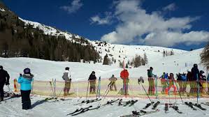 Parco del mottarone apre la stagione sciistica il 19 febbraio dopo il via libera degli organi governativi, nel pieno rispetto delle regole di sicurezza con personale preposto al controllo delle temperature, distanziamento e una capienza giornaliera del 30% della portata massima degli impianti. Nhgzrdcdr5ebym