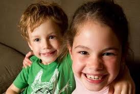 Bocah Ini Selamatkan Adiknya yang Hampir Meninggal Akibat Tersedak Koin