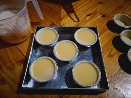 Rasa kulitnya rangup dan paling penting intinya atau filling telurnya lemak manis dan lembut je. Resepi Tart Telur Portugis