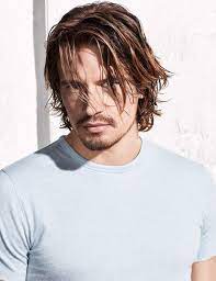 La Coupe Mi Longue Lisse Coupes Homme Les Tendances Du Printemps Ete 2019 Coiffure Homme Cheveux Mi Longs Coiffure Homme Long Coiffure Homme Mi Long