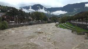 Betroffen war erneut das unterland, wo unwetter bereits am vortag grosse schäden angerichtet. Uberschwemmungen Und Unwetter In Sudtirol Drei Tote In Den Alpen Wetter De