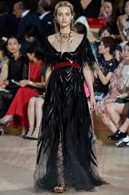 فساتين عرض أزياء فالنتينو ضمن أسبوع الموضة في باريس Valentino Fashionshow Hautecoutoure Valentino Couture Couture Runway Couture Collection