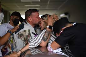 💜🖐Foto que habla! Padre y hermana de Keishla Rodríguez, durante el  sepelio hoy sábado. 📷Juan Costas