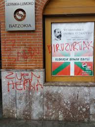Resultado de imagen de desconocidos hacen pintadas en contra del pnv