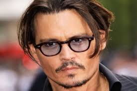 Edward (johnny depp) este cel mai ambițios proiect al unui bătrân inventator ce visa să creeze un tânăr perfect. Johnny Depp Va ApÄƒrea In Family Guy Dcnews