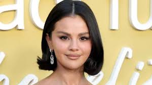 Selena Gomez's Face Looks Different at Every Event — Fans Ask What's Really  Going On