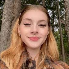 Carolyn Kiesel's Instagram, Twitter & Facebook