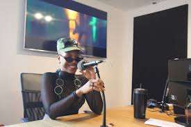 Tropkillaz)', 'é o poder', 'bate a poeira', 'até amanhecer', 'saudade', 'bem sucedida' e mais músicas para ouvir! Karol Conka Mood Fm