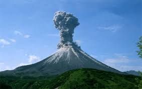 A Volcano Is An Opening In Earth S Crust Where Magma Breaks Through Raining Down Molten Rock Ash And Gases There Are S Mount Pinatubo Volcano Active Volcano