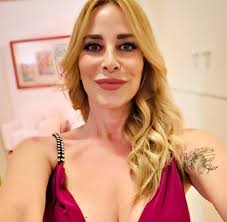 Carne al fuoco e nudità, le foto piccanti infiammano la rete. Clamoroso Stefania Orlando A 52 Anni Annuncia Ora Dopo Le Nozze Voglio Un Figlio Gossip It