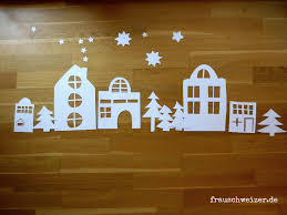 Laden sie fotos, illustrationen und bilder kostenlos herunter. Wie Bastelt Man Das Fensterbild Hauser Im Winter Fensterbilder Weihnachten Basteln Basteln Weihnachten Fenster Fensterdeko Weihnachten Basteln