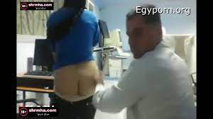 طبيب عربي يصور مريضته وهو يفحصها عارية ويلعب بجسمها – Egyporn