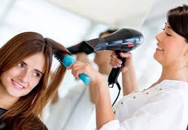 Los peluqueros, peluqueras y barberos conocidos igualmente como estilistas, son unos auténticos artífices de las tendencias de belleza. Por Que Se Festeja El 25 De Agosto El Dia Del Peluquero
