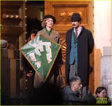 Mum is crying in her Emily Mortimer Ben Whishaw As Jane Michael Banks First Look Photos Photo 3871050 Ben Whishaw Emily Mortimer Mary Poppins Returns Pictures Just Jared