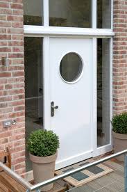 Eine Ganz Einfache Und Schlichte Holzhaustur In Weiss Umschmuckt Von Einem Ob Eine Ganz Einfache Und Schlichte Holzhaust In 2020 Holzhausturen Haustur Ideen Oberlicht