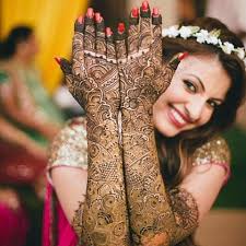 Pin By Int Shrutiagrawal On Mehndi Designs Indian Wedding Photography Poses Bridal Photography Poses Mehendi Photography