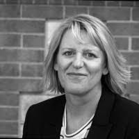 Sharon Kennett's Instagram, Twitter & Facebook