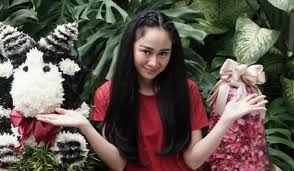 Saking kesal, denise pun menyuruh pekerjanya agar membakar bunga duka cita dari uya itu. Denise Chariesta Girang Akun Instagram Centang Biru Langsung Banjir Reaksi Sinis