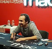 Si alexandre astier utilise le terme de misandre (trait de caractère qui se manifeste par un sentiment de mépris à l'égard des hommes) c'est parce que cette jeune femme se considère comme telle sur. Alexandre Astier Wikipedia