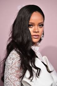 Chanteuse, créatrice de maquillage et de lingerie et première femme noire à diriger une maison de couture de luxe, rihanna vient de décrocher le titre de chanteuse la plus riche au monde avec une fortune estimée à 600 millions de dollars, a indiqué mardi le magazine forbes. Rihanna Est L Artiste Feminine La Plus Riche Au Monde Selon Forbes