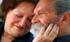 Cette femme est devenue une icône locale grâce à son vécu et à son expérience dans la vie. Difference D Age En Amour Les Sentiments Encore Plus Forts