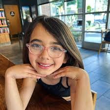 Elle Walker's Instagram, Twitter & Facebook