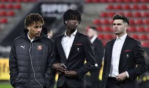 Real madrid's raphael varane has expressed his desire to leave los blancos after winning every trophy with the laliga outfit and revealed his dream to play in the premier league. Le Real Madrid A Choisi Eduardo Camavinga