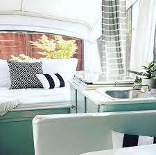 Når de er åbnet, enderne trække ud til at danne rummelige køjer. This Pop Up Camper Makeover Cost Less Than 200 Mountain Modern Life