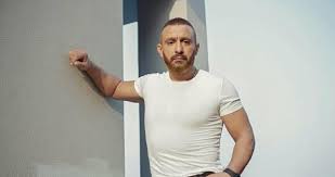 وقد قَالَ أَبُو الفرج ابن الحنبلي (توفي سنة 634هـ) وهو يصف الشيخ أحمد بن محمد بن قدامة (توفي سنة 558 هـ) ، والد موفق الدين ابن قدامة صاحب المغني قال : Ù‚Ù†Ø§Ø© Ù…ØµØ±ÙŠØ© ØªØ­Ø°Ù Ù…Ù‚Ø·Ø¹Ø§ Ù„Ù„ÙÙ†Ø§Ù† Ø£Ø­Ù…Ø¯ Ø§Ù„Ø³Ù‚Ø§ ØºÙ†Ù‰ ÙÙŠÙ‡ Ù„ÙÙ„Ø³Ø·ÙŠÙ† ÙÙ„Ø³Ø·ÙŠÙ† Ø§Ù„Ø¢Ù†