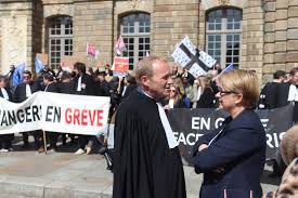 Des rassemblements sont organisés devant les tribunaux de Reims, Troyes et  Châlons-en-Champagne, lundi 8 juin, pour dénoncer les défaillances du  système judiciaire dans la gestion de l'affaire Lyhanna.