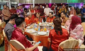 Puvaniten berkata, sambutan majlis rumah terbuka menggambarkannya dua perkataan. Malaysiakini Abang Jo Meriahkan Rumah Terbuka Pengerusi Ph S Wak