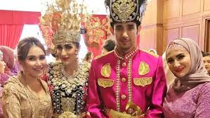 Untuk pakaian wanita, biasanya memakai baju kurung. 34 Pakaian Adat Tradisional Seluruh Indonesia Lengkap Gambar Penjelasan