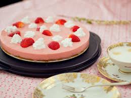 Die masse gleichmäßig auf dem keksboden verteilen und den kuchen über nacht im kühlschrank kaltstellen. Rezept Erdbeer Joghurt Torte Ohne Weizen Caros Fummeley