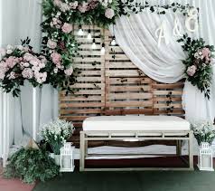Nah untuk dekorasi yang satu ini sepertinya memiliki kesamaan dengan si shabby chicsi rustic juga mengusung warna warna pastel serta motif motif bunga dalam dekorasinya. Dekorasi Pelaminan Dari Pallet Cek Bahan Bangunan