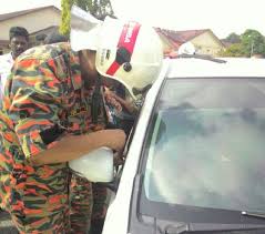 Cara membuka #pintu kereta yang terkunci dari dalam adalah #cara menggunakan #pembaris besi. Kanak Kanak Terperangkap 45 Minit Dalam Kereta