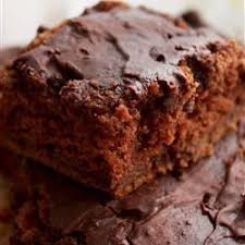 Un Gateau Au Chocolat Et A La Compote Tellement Moelleux Et Tendre Il N A Pas Besoin De Glacage Surtout Qu Il Est Reco Cake Recipes Chocolate Apples Desserts
