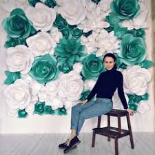 La composizione è formata da una ricca serie di fiori: 160 Idee Su Fiori Giganti Fiori Giganti Fiori Fiori Di Carta