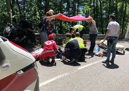 Dinamica l'auto, un opel astra con sul tetto la famosa telecamera a 360 gradi, stava aggiornando le strade del comune emiliano ed è. Incidente In Provincia Di Piacenza Feriti Due Varesini In Moto