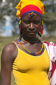 El cabello de las mujeres Mumuila, una comunidad del suroeste de Angola, es  una de las características más distintivas de su cultura. Su peinado está  cargado de significado y refleja su edad,