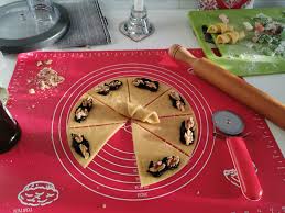 Singurul motiv pentru care nu am postat pana acum reteta de cornulete cu rahat, preferatele mele, este ca nu am gasit. CornuleÈe Fragede Cu NucÄ Èi Gem Ca La Bunica Èi Cateva Amintiri Frici De MÄmici