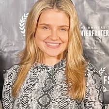 I'm thrilled to share that I'll be attending the University of California,  San Francisco for my MD! Thank you so much to everyone who's helped me get  to this point: my mentors,